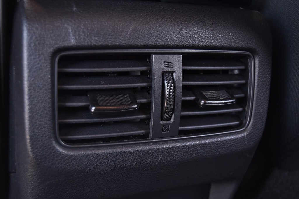 Nissan Rogue Vehicle Full-screen Gallery Image 21