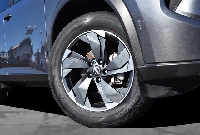 Nissan Rogue Vehicle Image 03