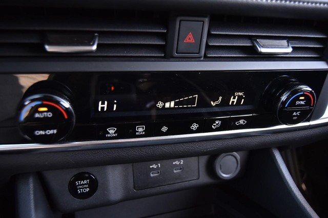 Nissan Rogue Vehicle Image 14