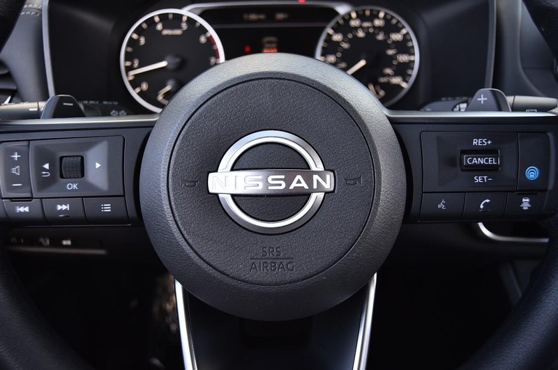 Nissan Rogue Vehicle Image 17