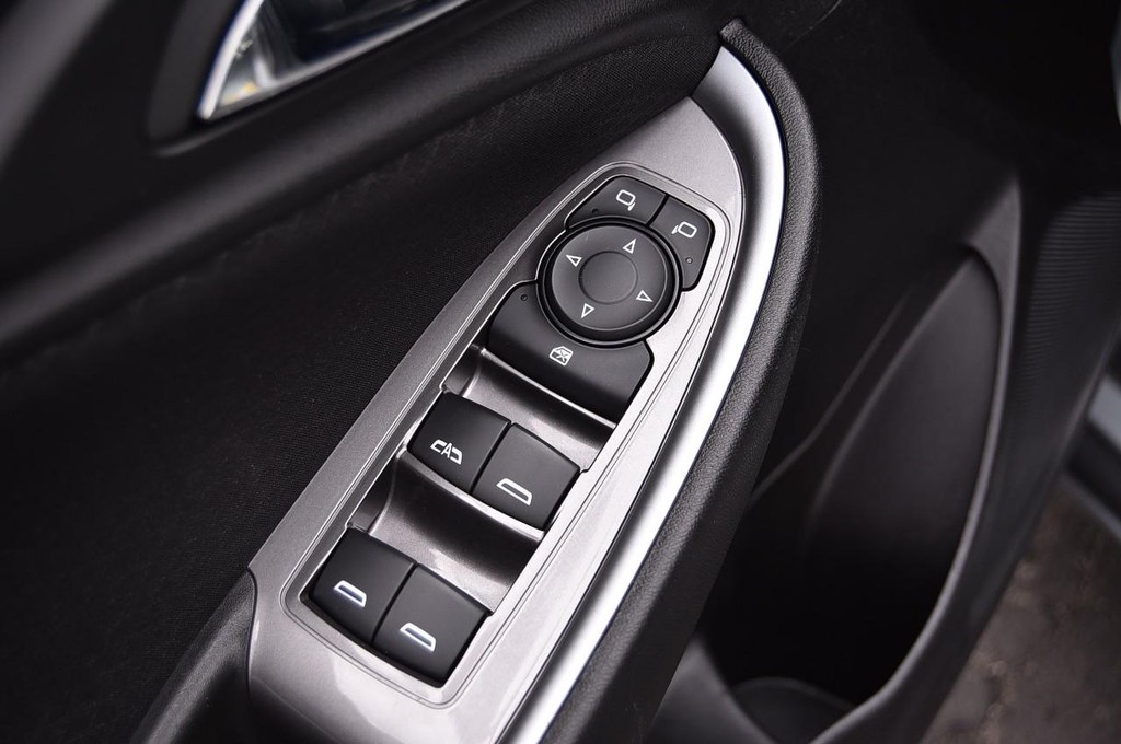 Chevrolet Malibu Vehicle Full-screen Gallery Image 8