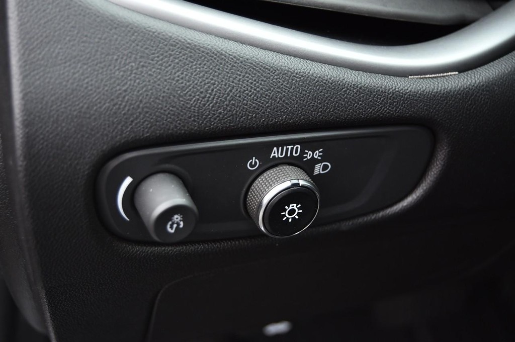 Chevrolet Malibu Vehicle Full-screen Gallery Image 9