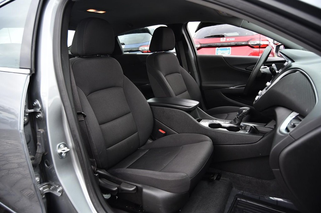 Chevrolet Malibu Vehicle Full-screen Gallery Image 18