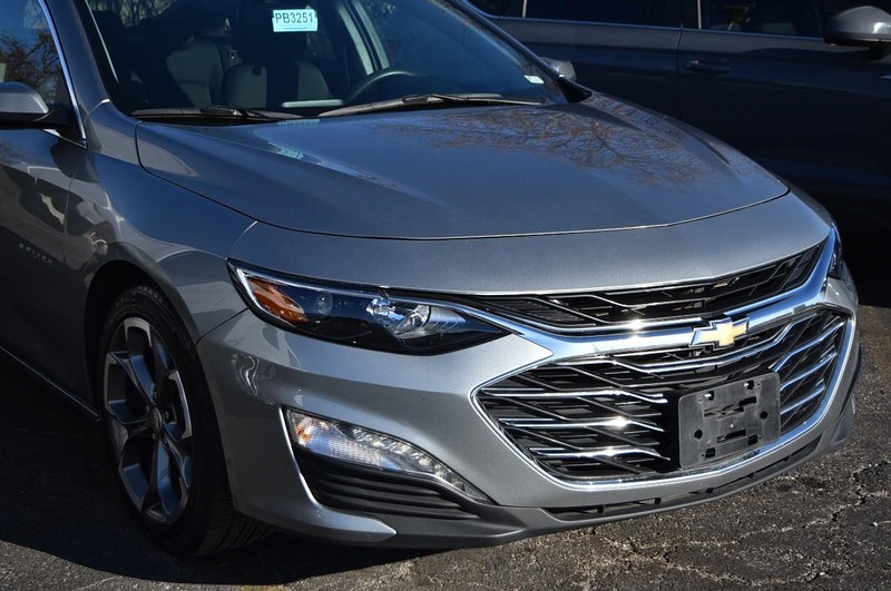 Chevrolet Malibu Vehicle Full-screen Gallery Image 3