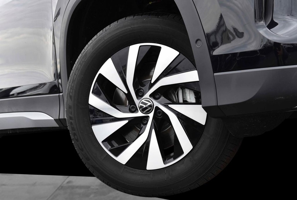 Volkswagen Tiguan Vehicle Full-screen Gallery Image 3