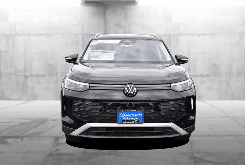 Volkswagen Tiguan Vehicle Full-screen Gallery Image 4
