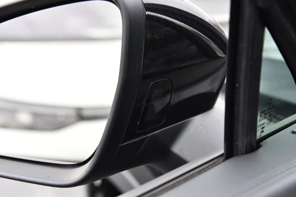 Volkswagen Tiguan Vehicle Full-screen Gallery Image 9