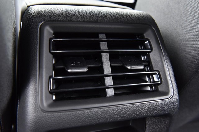 Volkswagen Tiguan Vehicle Image 21