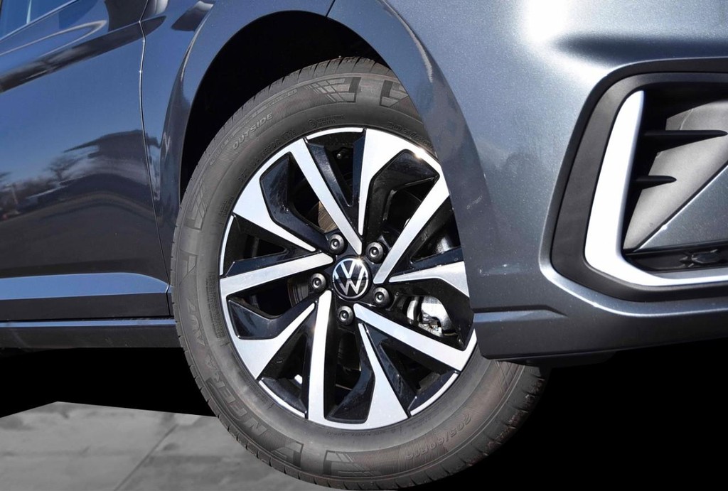 Volkswagen Jetta Vehicle Full-screen Gallery Image 3