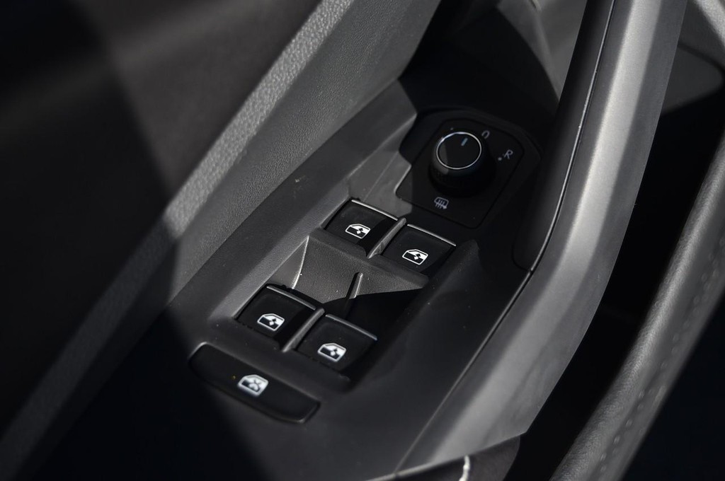 Volkswagen Jetta Vehicle Full-screen Gallery Image 8