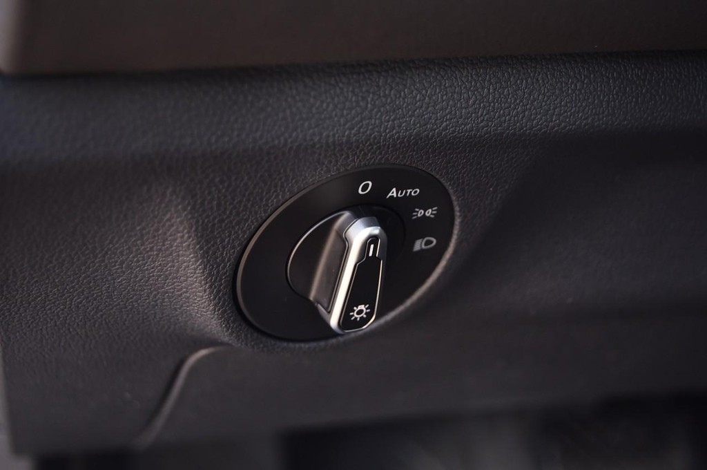 Volkswagen Jetta Vehicle Full-screen Gallery Image 11