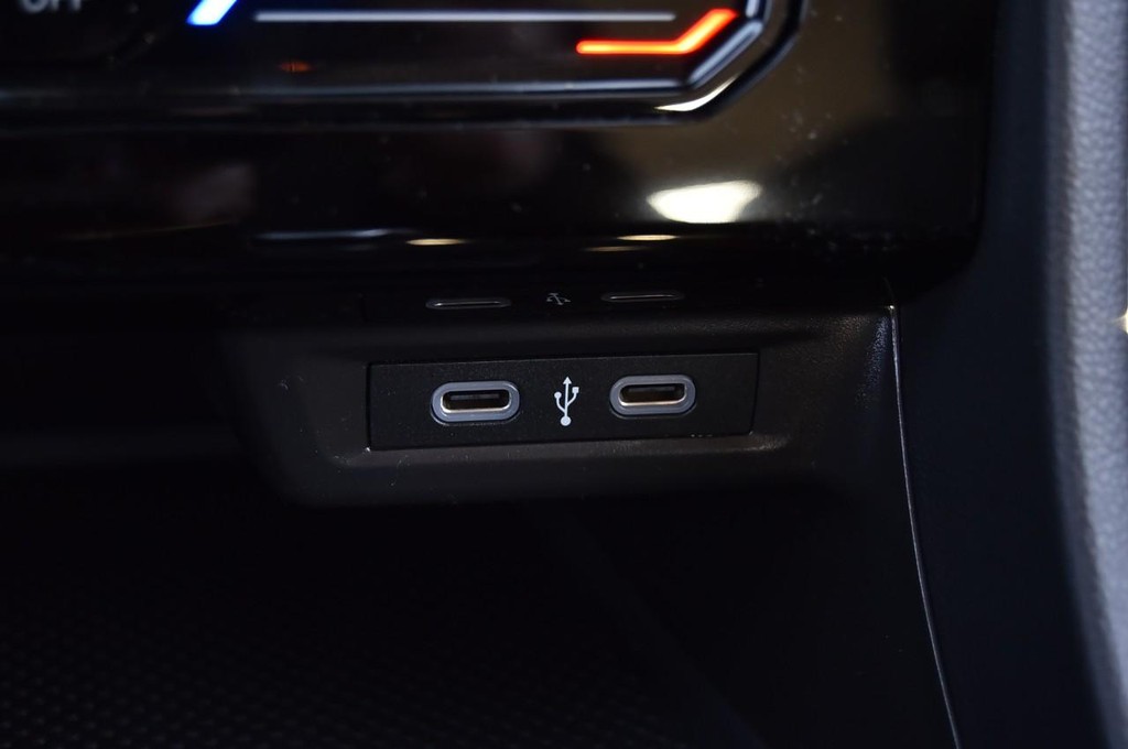 Volkswagen Jetta Vehicle Full-screen Gallery Image 16