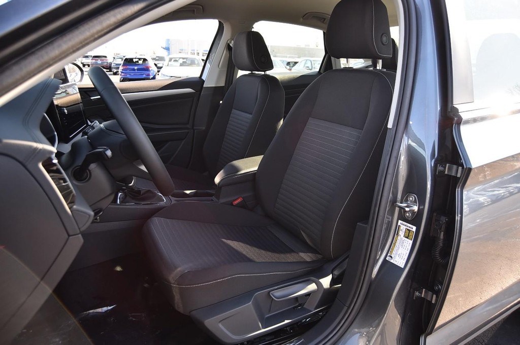 Volkswagen Jetta Vehicle Full-screen Gallery Image 19