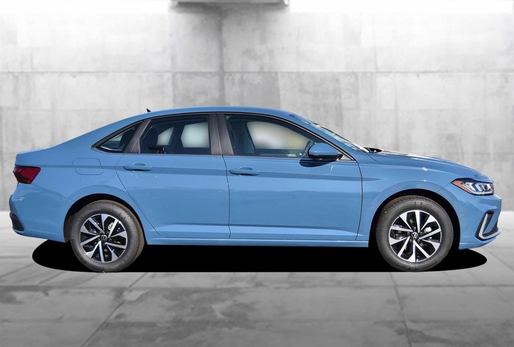 Volkswagen Jetta Vehicle Full-screen Gallery Image 5