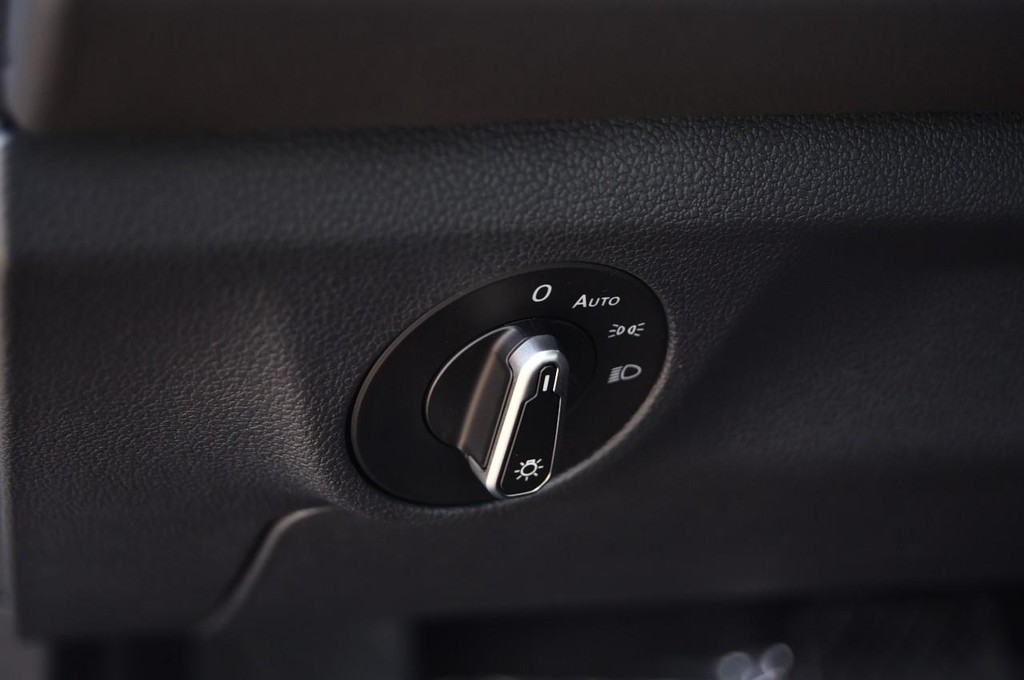 Volkswagen Jetta Vehicle Full-screen Gallery Image 11