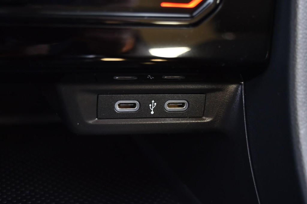 Volkswagen Jetta Vehicle Full-screen Gallery Image 16