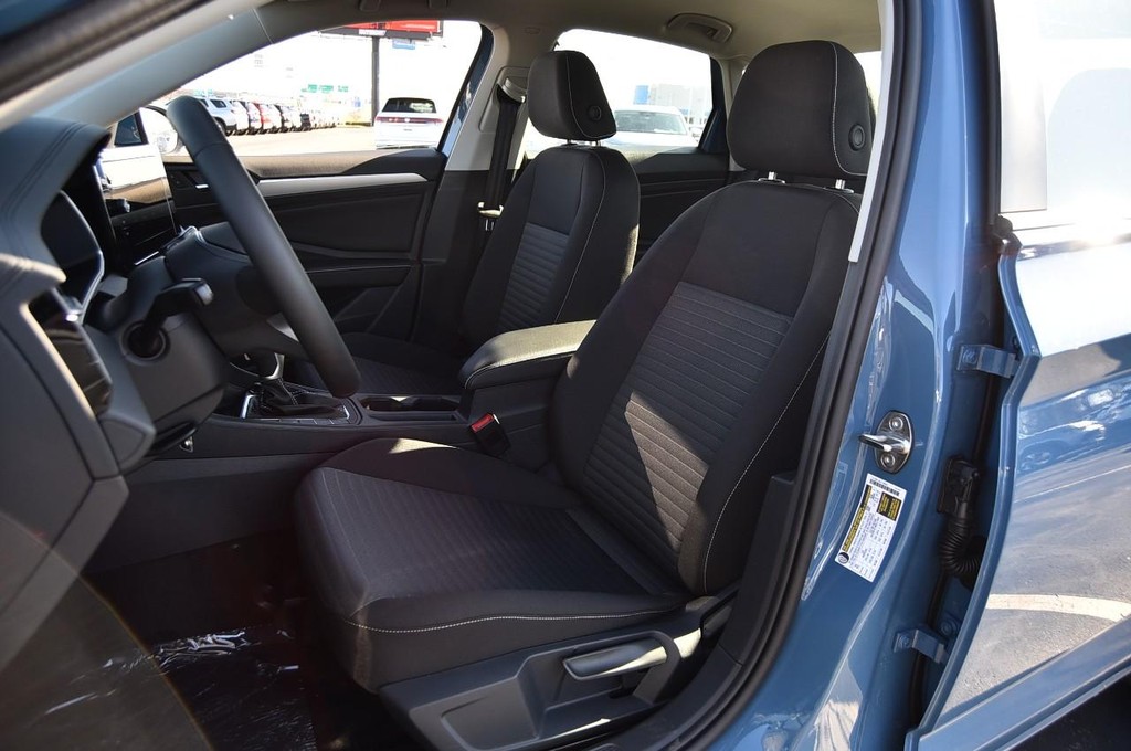 Volkswagen Jetta Vehicle Full-screen Gallery Image 19