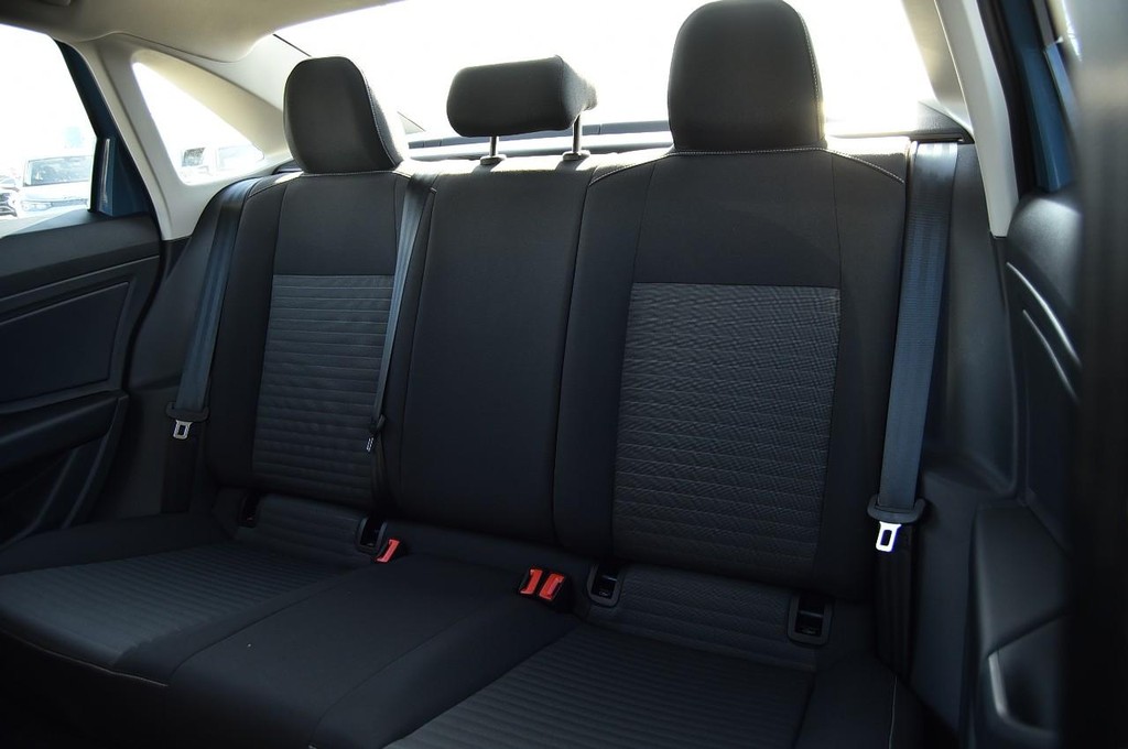 Volkswagen Jetta Vehicle Full-screen Gallery Image 21