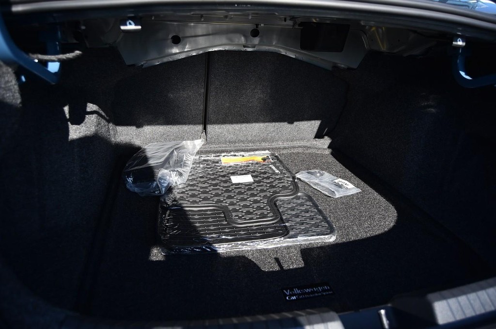 Volkswagen Jetta Vehicle Full-screen Gallery Image 22