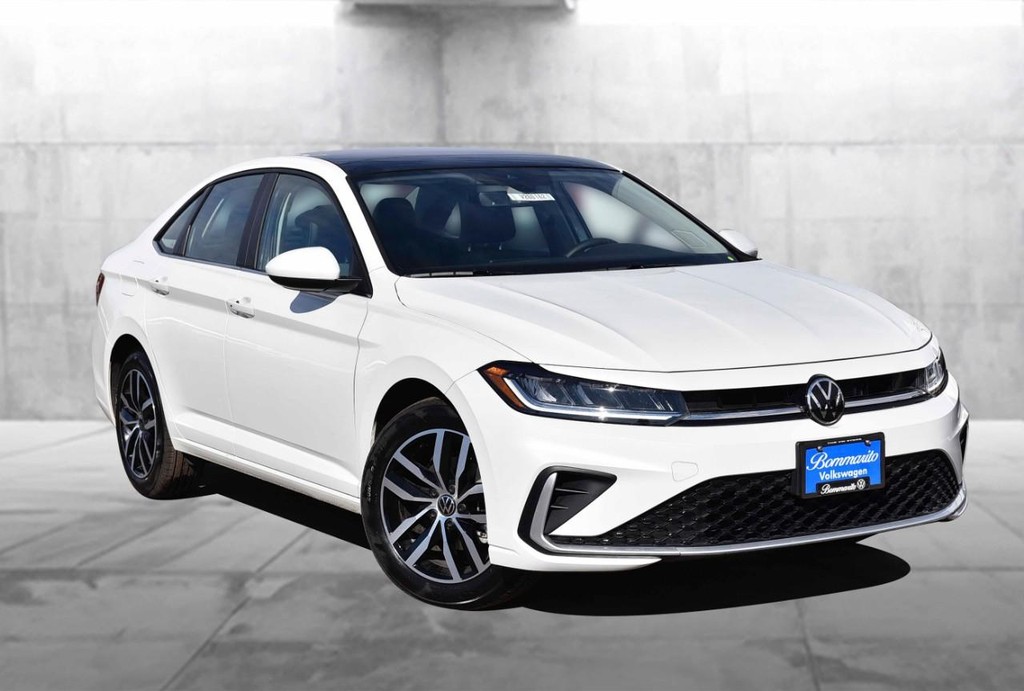 Volkswagen Jetta Vehicle Full-screen Gallery Image 2