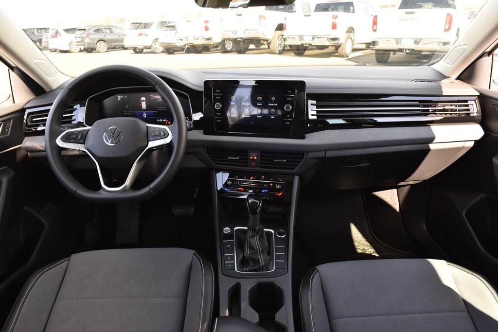 Volkswagen Jetta Vehicle Full-screen Gallery Image 7