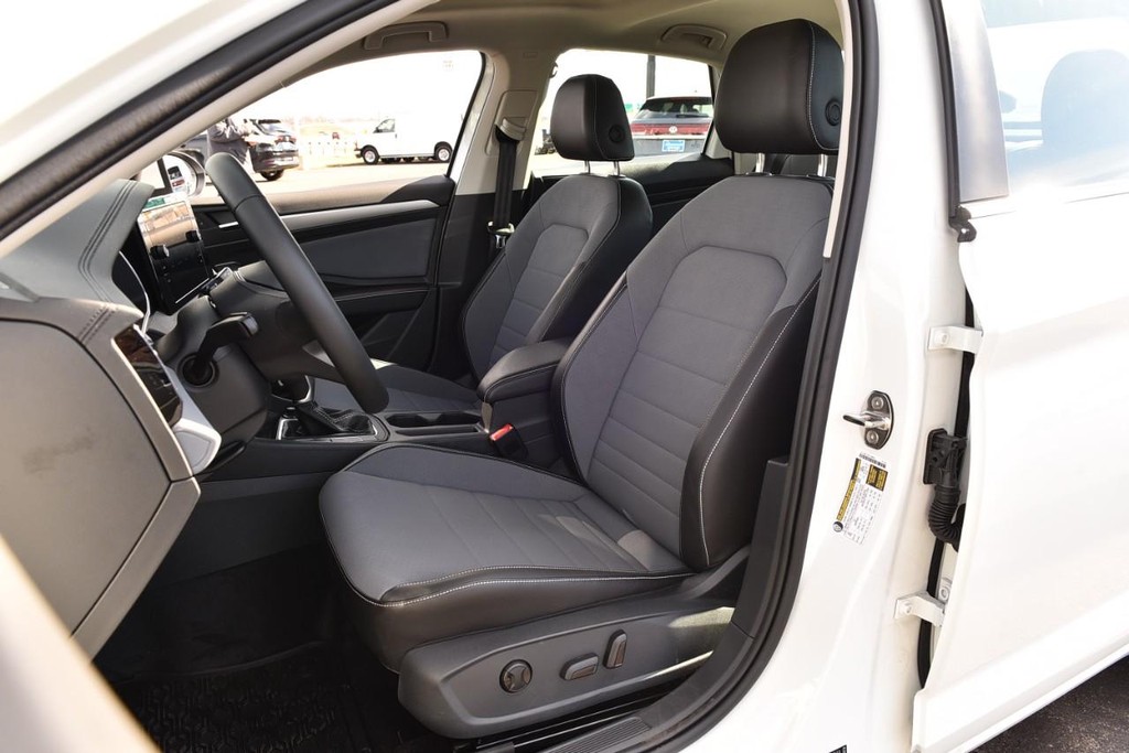 Volkswagen Jetta Vehicle Full-screen Gallery Image 20