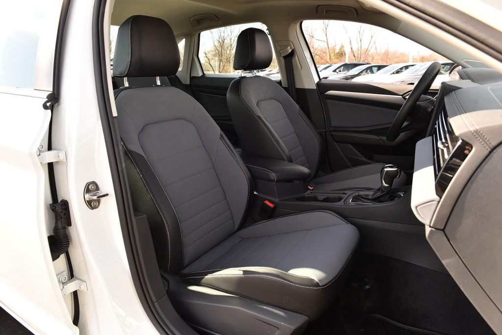 Volkswagen Jetta Vehicle Full-screen Gallery Image 21