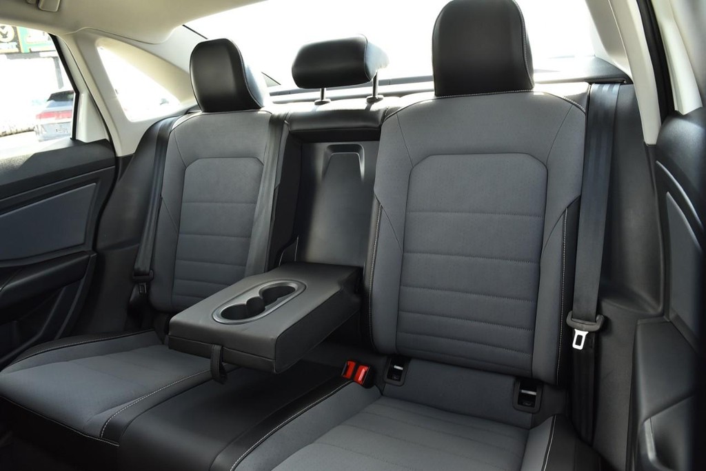 Volkswagen Jetta Vehicle Full-screen Gallery Image 23