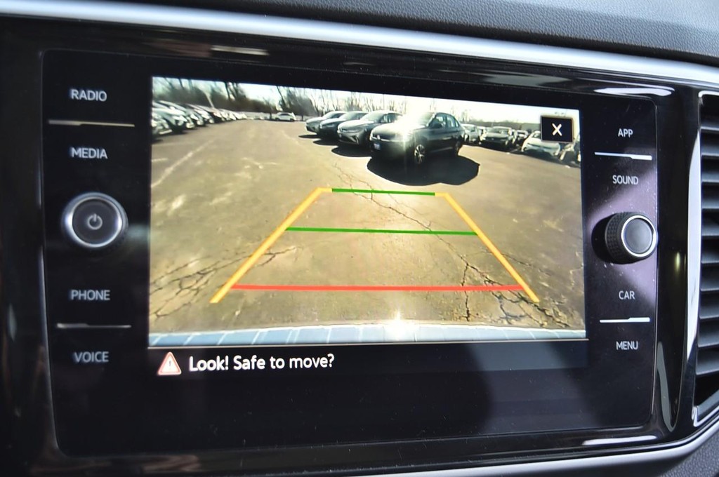 Volkswagen Atlas Vehicle Full-screen Gallery Image 13