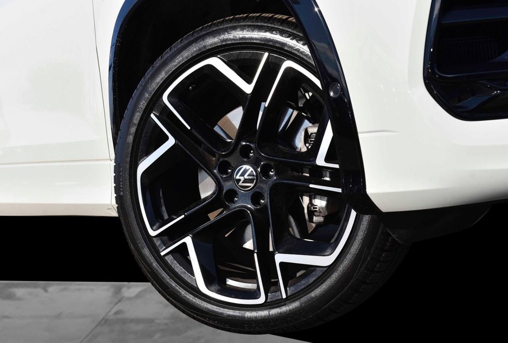 Volkswagen Tiguan Vehicle Full-screen Gallery Image 3