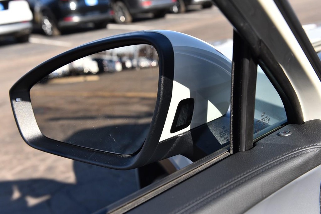 Volkswagen Tiguan Vehicle Full-screen Gallery Image 10