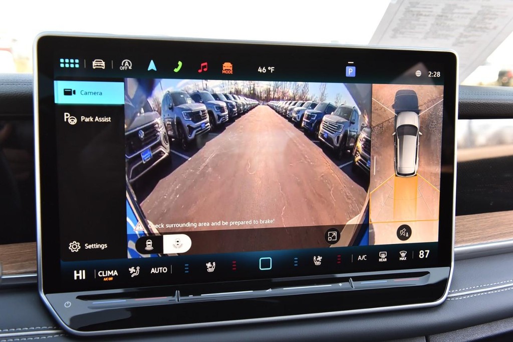 Volkswagen Tiguan Vehicle Full-screen Gallery Image 14