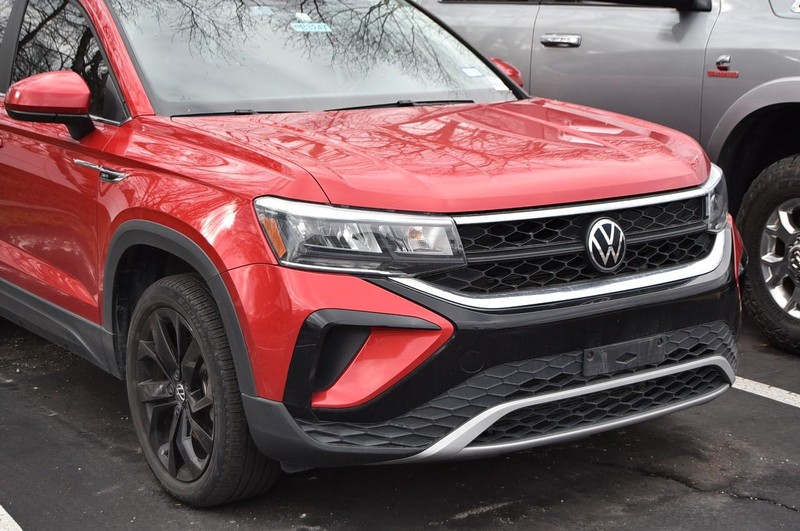 Volkswagen Taos Vehicle Full-screen Gallery Image 2