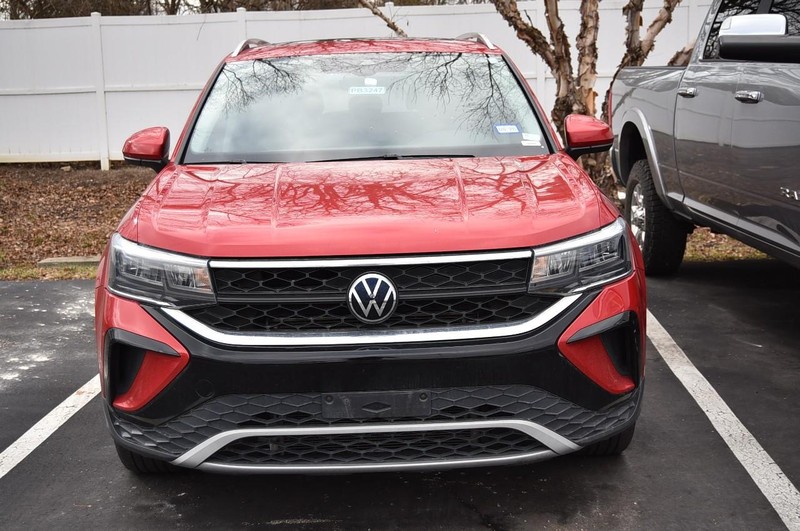 Volkswagen Taos Vehicle Full-screen Gallery Image 3