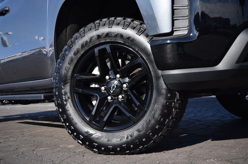 Chevrolet Silverado 1500 Vehicle Full-screen Gallery Image 03