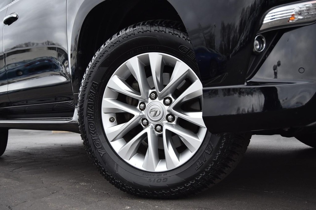 Lexus GX Vehicle Full-screen Gallery Image 3