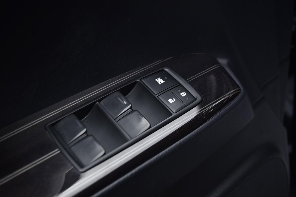 Lexus GX Vehicle Full-screen Gallery Image 9