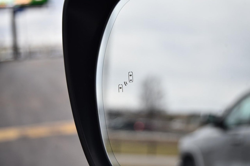 Lexus GX Vehicle Full-screen Gallery Image 10