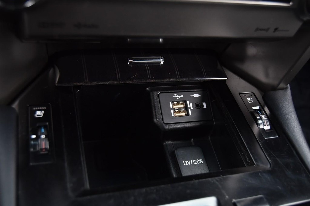 Lexus GX Vehicle Full-screen Gallery Image 17