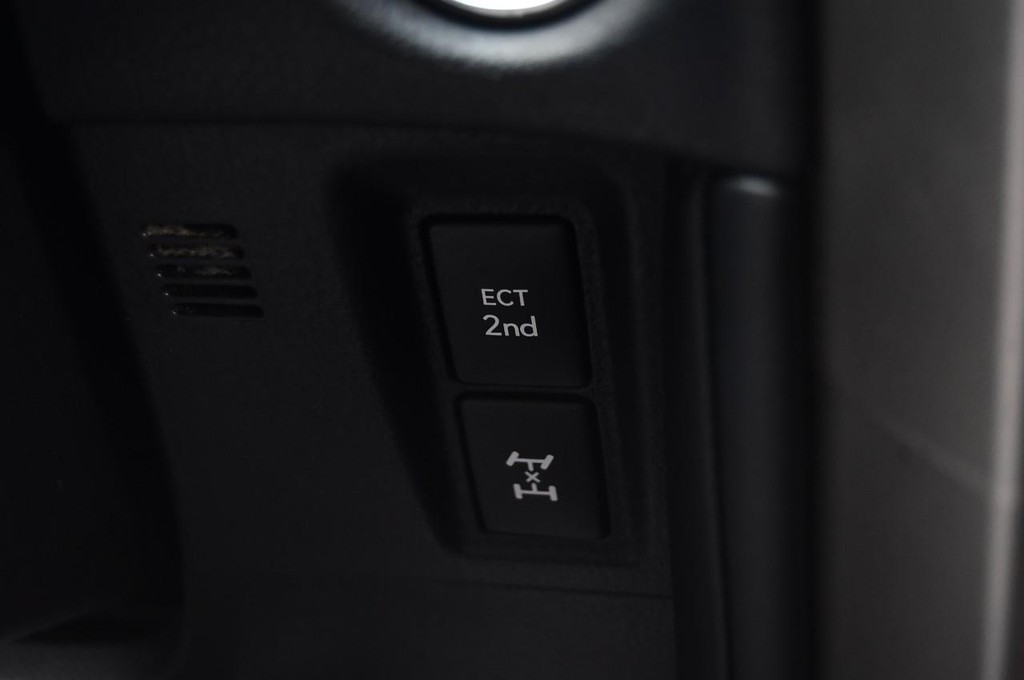 Lexus GX Vehicle Full-screen Gallery Image 19