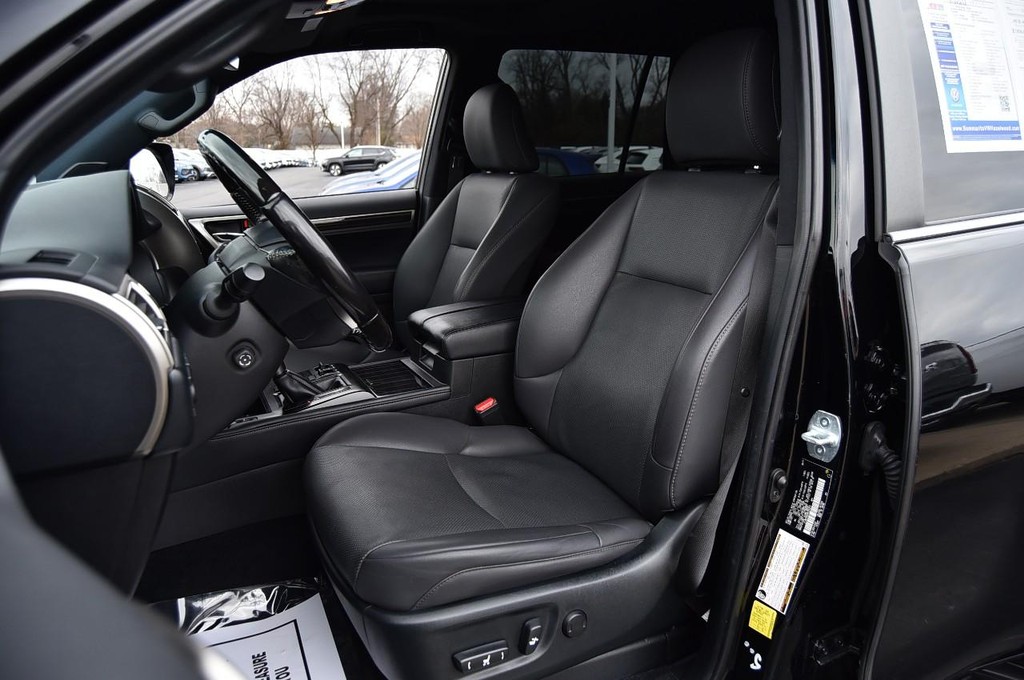 Lexus GX Vehicle Full-screen Gallery Image 22