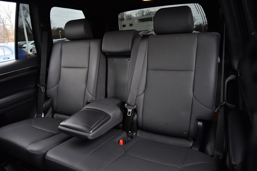 Lexus GX Vehicle Full-screen Gallery Image 25