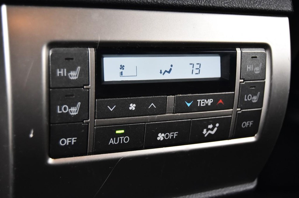 Lexus GX Vehicle Full-screen Gallery Image 26