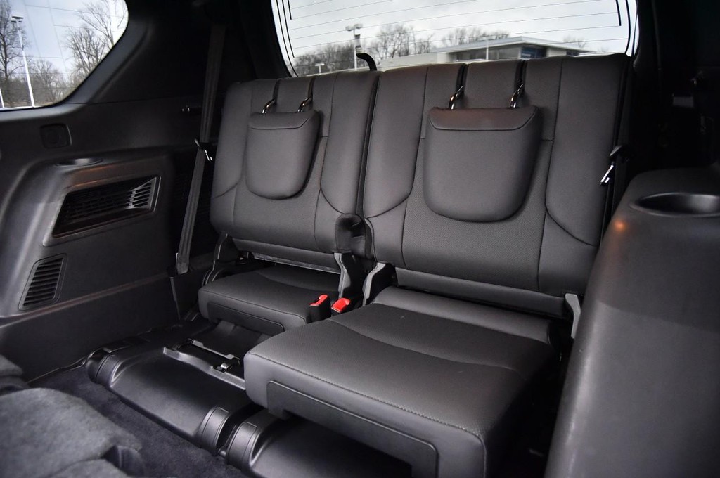 Lexus GX Vehicle Full-screen Gallery Image 28