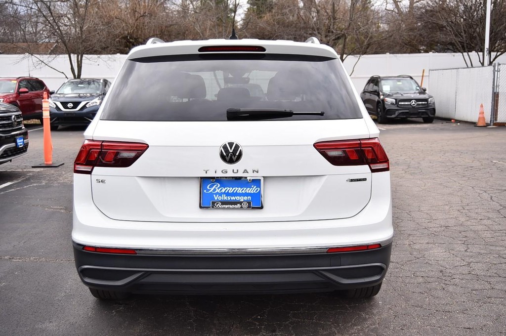 Volkswagen Tiguan Vehicle Full-screen Gallery Image 6