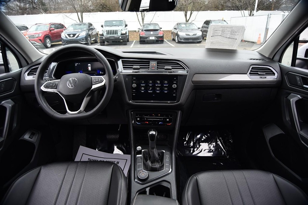 Volkswagen Tiguan Vehicle Full-screen Gallery Image 7