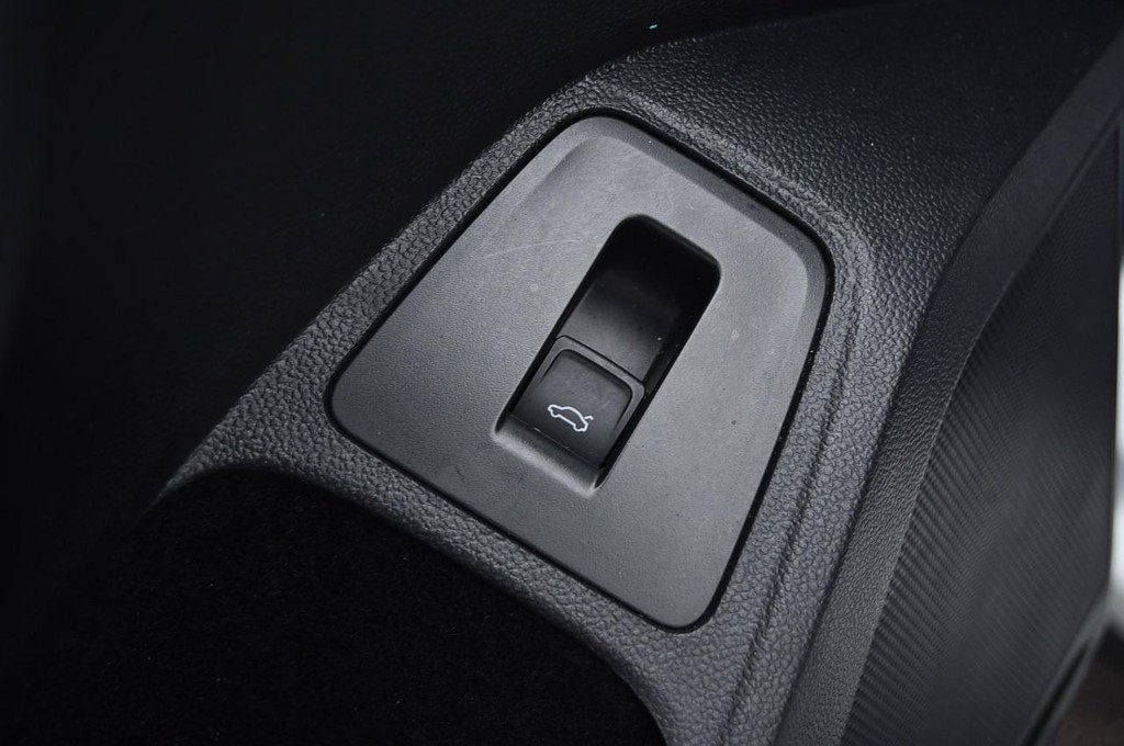 Volkswagen Tiguan Vehicle Full-screen Gallery Image 9