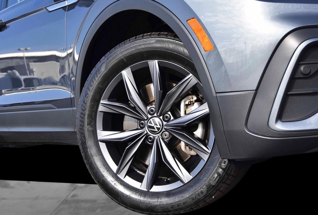 Volkswagen Tiguan Vehicle Full-screen Gallery Image 3