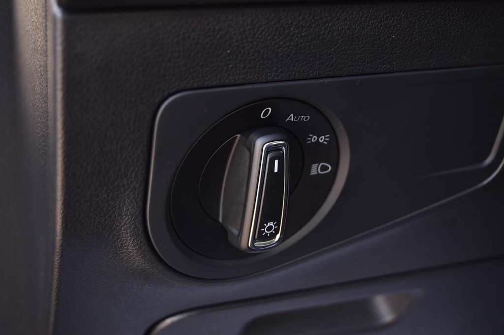 Volkswagen Tiguan Vehicle Full-screen Gallery Image 9