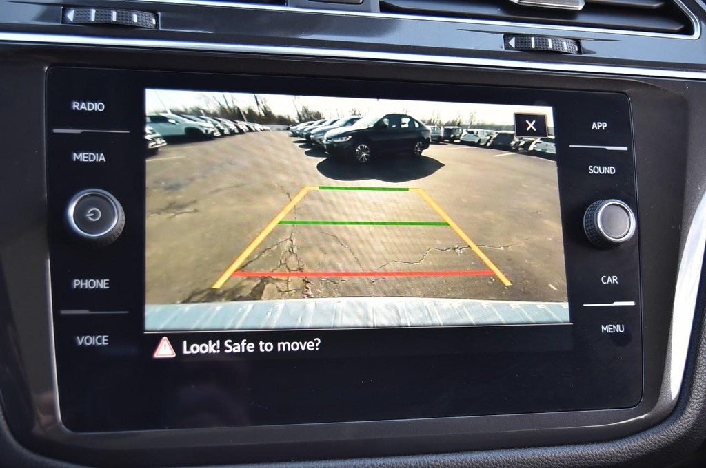 Volkswagen Tiguan Vehicle Full-screen Gallery Image 11